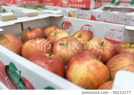 Apple in the store Apple in the store 98233277