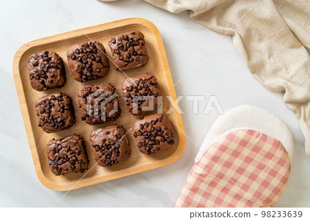 dark chocolate brownies topped by chocolate chips dark chocolate brownies topped by chocolate chips 98233639