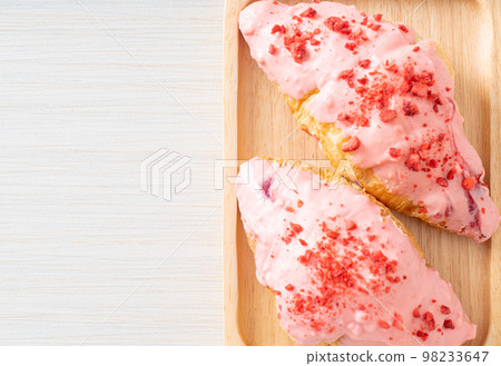 croissant with strawberry chocolate sauce 98233647