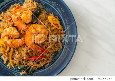 shrimps fried rice with herbs and spices 98233732
