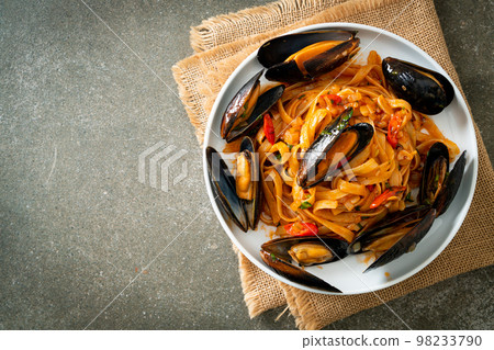 Spaghetti pasta with mussels or clams and tomato sauce Spaghetti pasta with mussels or clams and tomato sauce 98233790