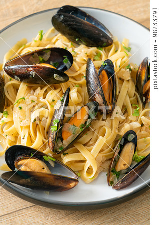linguine spaghetti pasta vongole white wine sauce linguine spaghetti pasta vongole white wine sauce 98233791