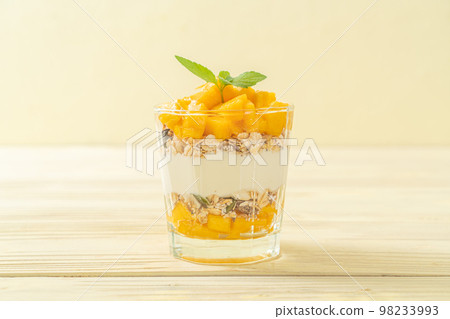 mango yogurt with granola 98233993