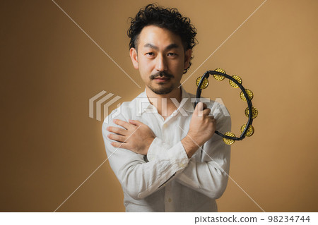 有手鼓的有鬍子的人 98234744