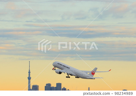 迎著朝陽起飛的客機;起飛上升的噴射機;以東京晴空塔為背景起飛的日航飛機 迎著朝陽起飛的客機;起飛上升的噴射機;以東京晴空塔為背景起飛的日航飛機 98234989
