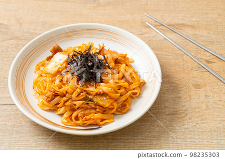 stir-fried udon noodles with kimchi and pork 98235303