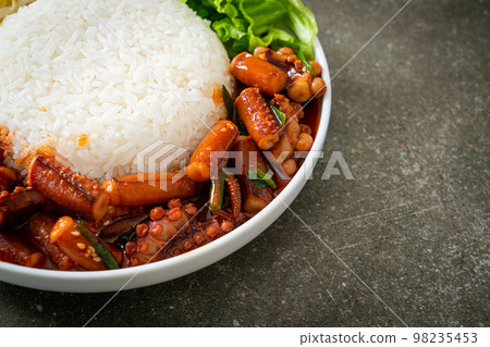 Stir-fried squid or octopus with Korean spicy sauce rice bowl 98235453