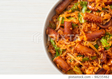 Stir-fried squid or octopus with Korean spicy sauce rice bowl 98235462