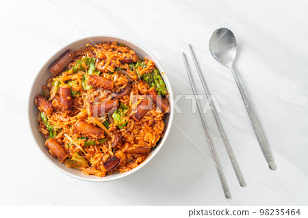 Stir-fried squid or octopus with Korean spicy sauce rice bowl 98235464