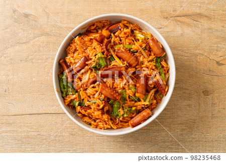 Stir-fried squid or octopus with Korean spicy sauce rice bowl 98235468