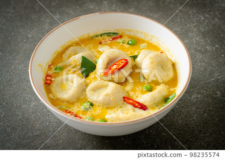 Green curry soup with Fish ball Green curry soup with Fish ball 98235574
