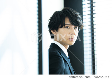 年輕的商人的肖像 98235963