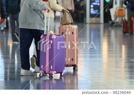 拉著行李箱的旅客 羽田機場出發大廳旅客 98236040