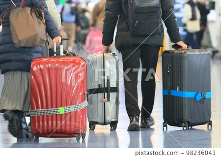 Travelers pulling suitcases Haneda Airport Departure Lobby Travelers 98236041