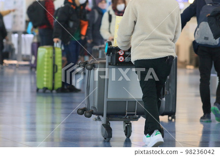 Travelers pulling suitcases Haneda Airport Departure Lobby Travelers 98236042