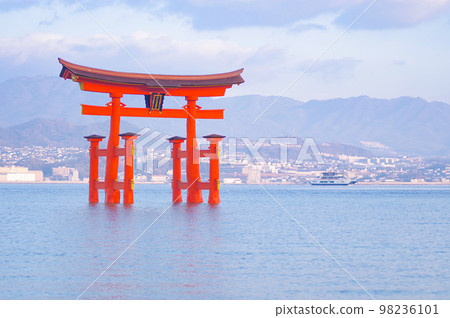 Itsukushima Shrine Otorii 98236101
