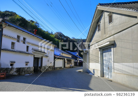 [Kochi Prefecture] Sunny Sake Brewery Road (Sagawa Town) 98236139