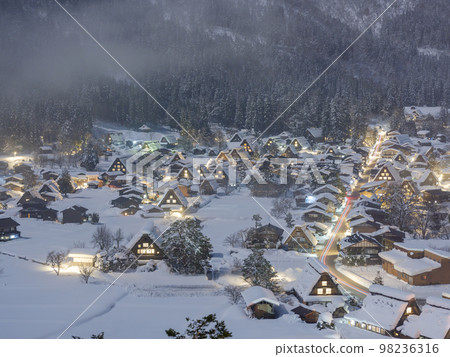 岐阜縣_大雪世界遺產白川鄉的夜景 岐阜縣_大雪世界遺產白川鄉的夜景 98236316