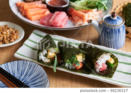 Hand rolled sushi 98236327