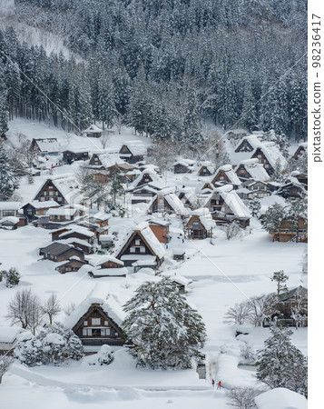 岐阜_世界遺產白川鄉大雪紛飛 98236417
