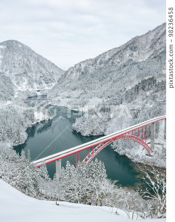富山_白雪皚皚的莊川峽景色 98236458