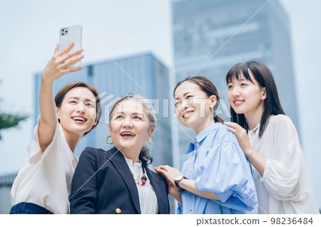 Women of various ages taking commemorative photos Women of various ages taking commemorative photos 98236484
