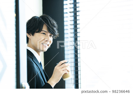 Portrait of young businessman 98236646