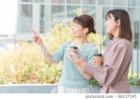 Women, friends, business women, mom friends who use smartphone apps for shopping and travel 98237145