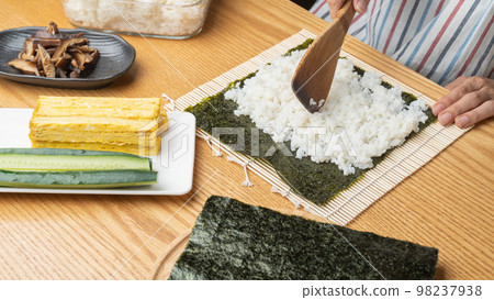 壽司捲和海帶捲的烹飪場景 壽司捲和海帶捲的烹飪場景 98237938