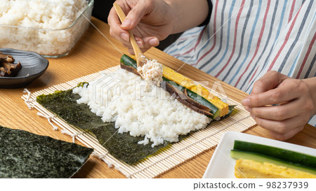 Cooking scene of sushi rolls and seaweed rolls 98237939