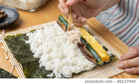 壽司捲和海帶捲的烹飪場景 98237940