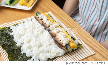 Cooking scene of sushi rolls and seaweed rolls Cooking scene of sushi rolls and seaweed rolls 98237941