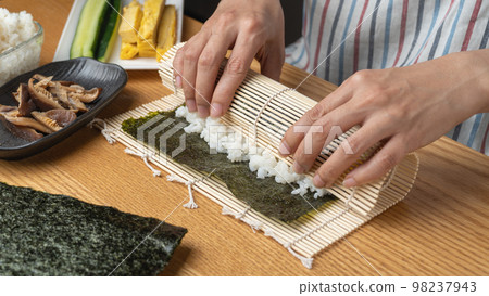 壽司捲和海帶捲的烹飪場景 98237943
