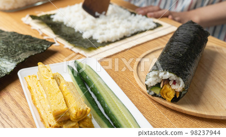 壽司捲和海帶捲的烹飪場景 98237944