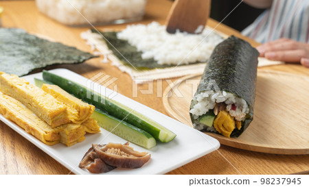 壽司捲和海帶捲的烹飪場景 98237945