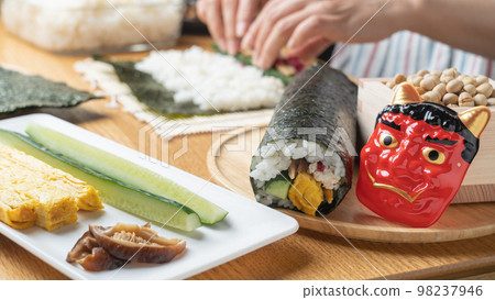Eho-maki 和 Setsubun 的拋豆圖像 Eho-maki 和 Setsubun 的拋豆圖像 98237946