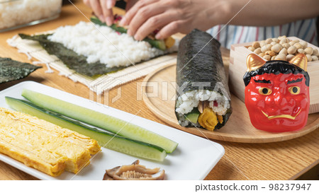 Eho-maki and bean-throwing image of Setsubun Eho-maki and bean-throwing image of Setsubun 98237947