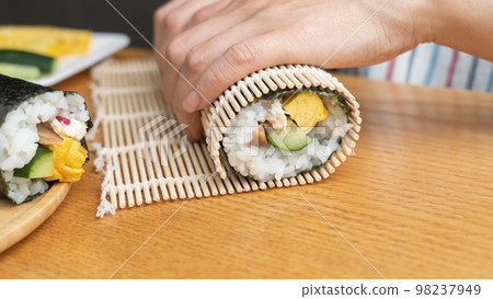 Cooking scene of sushi rolls and seaweed rolls 98237949