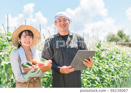Asian men and women (men and women) who manage agriculture with a tablet PC 98238067