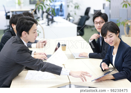 一個解釋的女商人和一個指著平板電腦問問題的商人_2 98238475