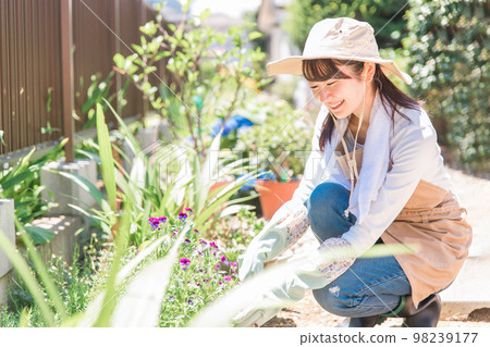 園藝、園藝、廚房花園、園林綠化婦女（園丁）在房子的花園裡 98239177