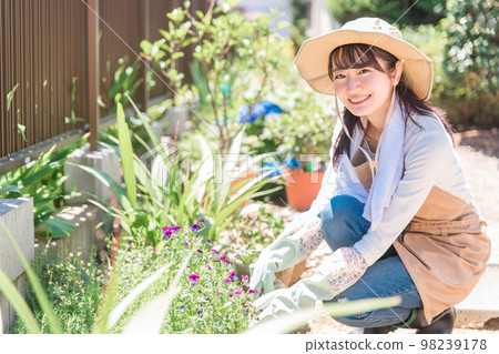 園藝、園藝、廚房花園、園林綠化婦女（園丁）在房子的花園裡 98239178