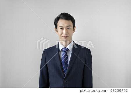 A portrait of a businessman in his thirties looking at the camera 98239762