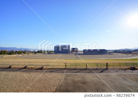 Heijo Palace Ruins・Completed Daigokumon Gate and East Tower under construction 98239874