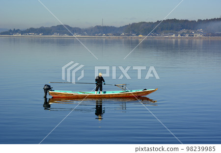 Clam fishing in Hinuma, a brackish water lake in Ibaraki Prefecture Clam fishing in Hinuma, a brackish water lake in Ibaraki Prefecture 98239985