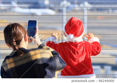 A mother taking a picture of her child Commemorative photo at Haneda Airport 98240000