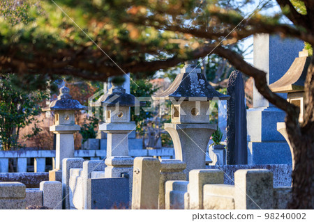 Cemetery stone lanterns and tombstones 98240002