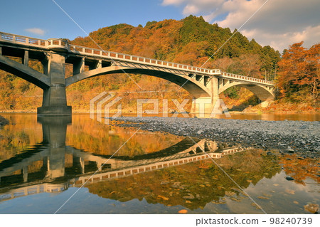 Miyahara, Nasukarasuyama City, Tochigi Prefecture: Fall foliage of Nakagawa River, also known as Arashiyama in the Kanto region, modernization heritage Sakaibashi Bridge, and water mirrors on the surface of the river 98240739