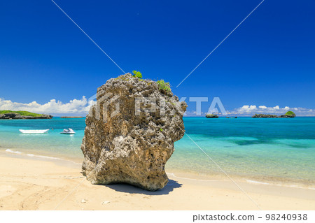 沖繩_晴朗的天氣和絕佳的海灘景色 沖繩_晴朗的天氣和絕佳的海灘景色 98240938