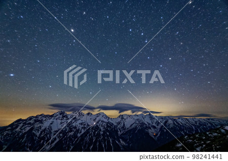 北阿爾卑斯的Chogatake山的夜景以及Yarigatake山和Mt.的夜景。 北阿爾卑斯的Chogatake山的夜景以及Yarigatake山和Mt.的夜景。 98241441